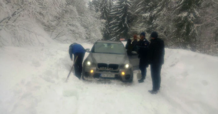 Jandarmii montani de la Postul Zănoaga i-au sprijinit să deblocheze autoturismul, iar turiştii şi-au continuat drumul în siguranţă.