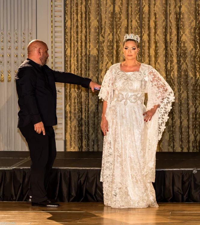 Cu un aer regal, frumoasa actriță care împlinește luni vârsta de 48 de ani a impresionat spectatorii