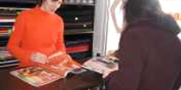 Cristina caută în catalog modele potrivite pentru cliente
