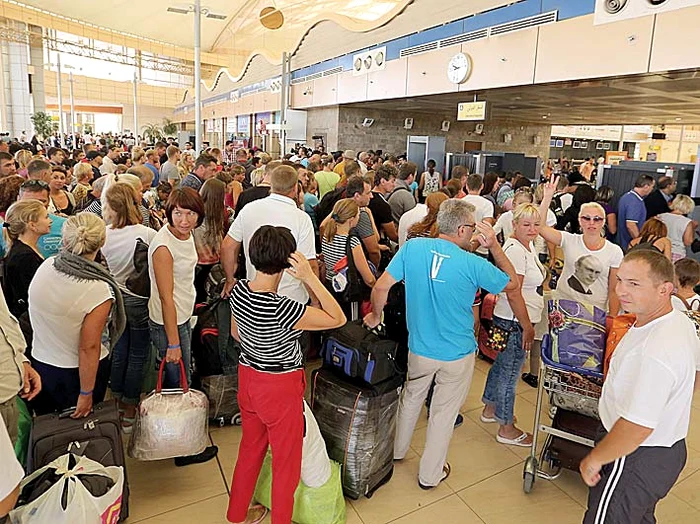 140 de români au fost blocați în stațiunile Sharm El Sheikh şi HurghadaFoto: AP