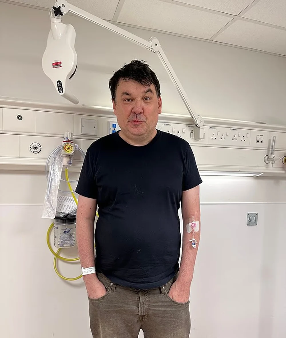 Un creator britanic de sitcomuri, arestat pentru mesaje anti-trans: „Dați-i un pumn în testicule”. Polițiști înarmați l-au săltat de pe aeroport