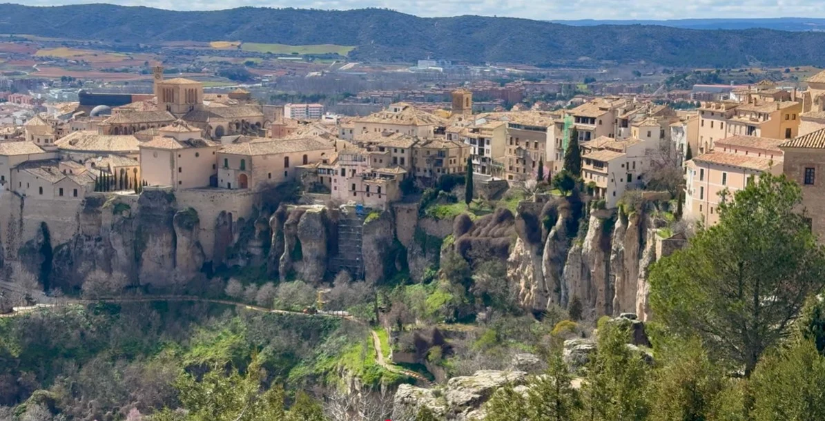 Cel mai subestimat oraș al Spaniei: un loc medieval spectaculos, cu străzi înguste și case suspendate, care pare desprins dintr-o altă epocă