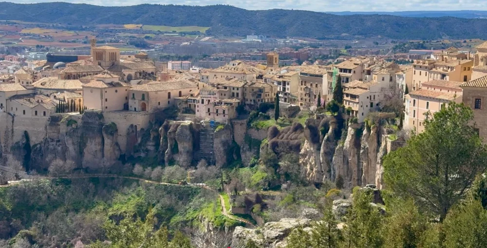 Cel mai subestimat oraș al Spaniei: un loc medieval spectaculos, cu străzi înguste și case suspendate, care pare desprins dintr-o altă epocă