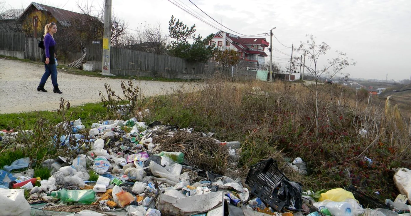 Un teren din apropierea vilelor a fost transformat de localnici în groapă de gunoi