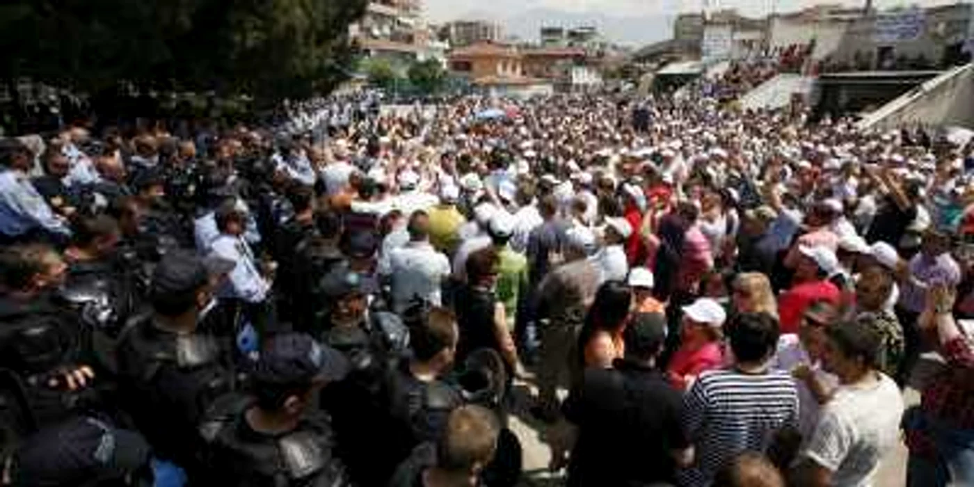 Susţinătorii Partidului Socialist protestează în faţa comisiei electorale din Tirana. 