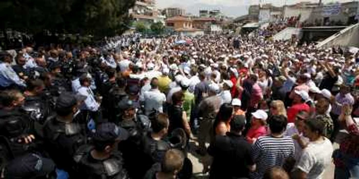 Susţinătorii Partidului Socialist protestează în faţa comisiei electorale din Tirana.