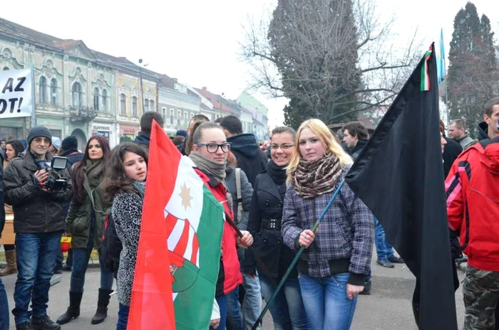 tinerii protestatari poarta steaguri ale ungariei si de doliu foto cristian delcea