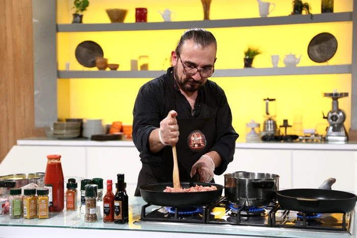 Tatăl lui Ruby, Manuel Grigore, a gătit cartofi umpluți la "Chefi la cuțite"foto: Antena 1