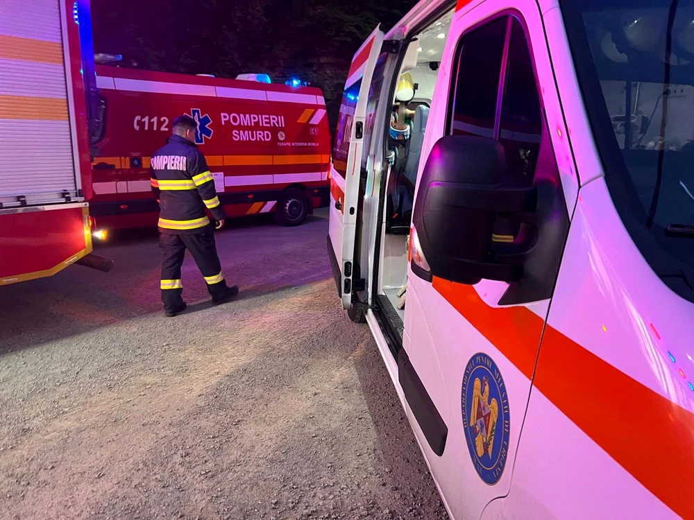 Salvatorii nu au mai putut face nimic pentru unul dintre pasagerii mașinii FOTO: ISU Bistrița Năsăud