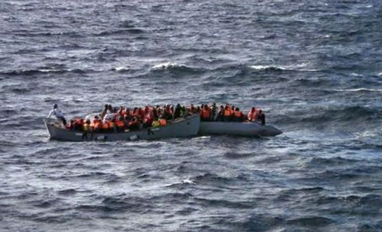 Şalupele marinei italiene transportă supravieţuitoti ai naufragiului 
