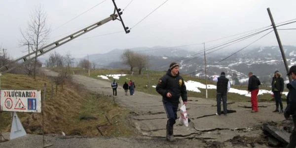 Alunecările de teren nu le dau pace locuitorilor din Roşia de Amaradia. Foto: arhivă