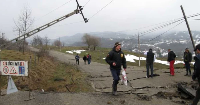 Alunecările de teren nu le dau pace locuitorilor din Roşia de Amaradia. Foto: arhivă