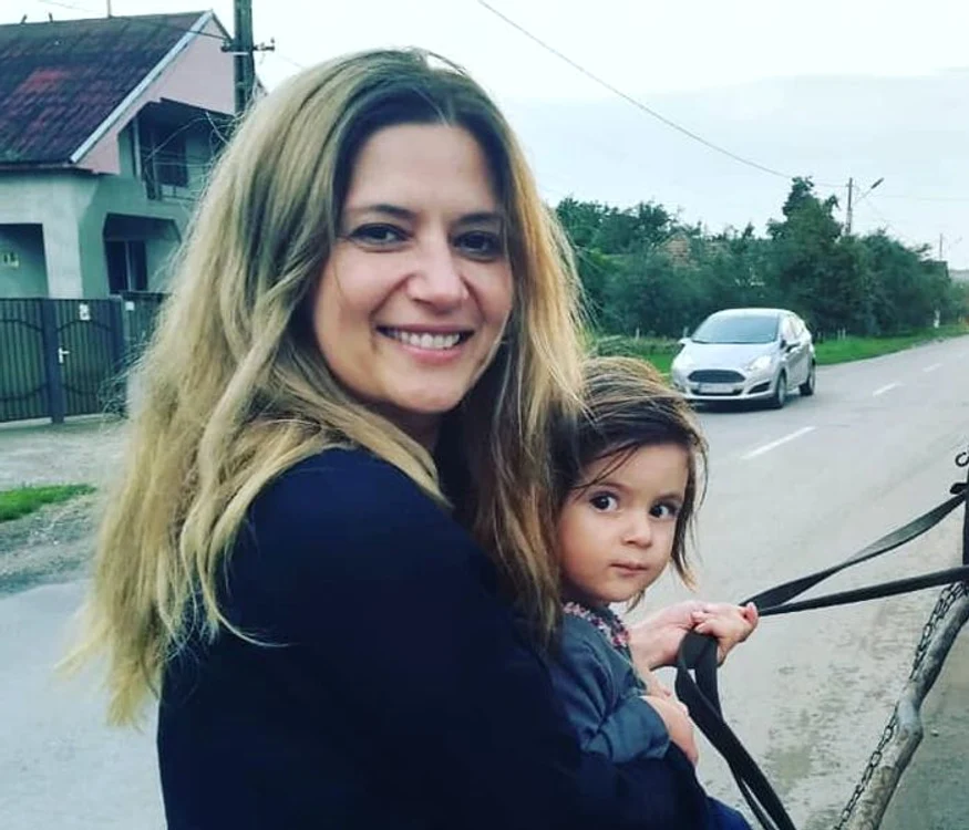 
    Claudiu Anghel face clătite în bucătăria AmalieiFoto: arhivă personală  