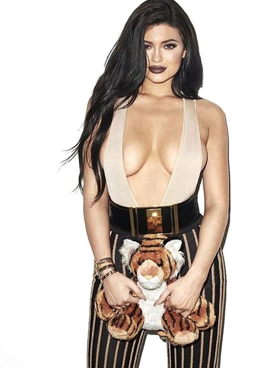 Bruneta se iubește cu un cântăreț celebru, mai mare cu 7 ani decât ea