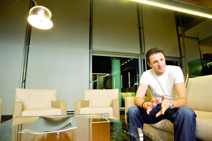 Pentru interiorul casei au fost combinate sticla,  lemnul piatra şi  metalul