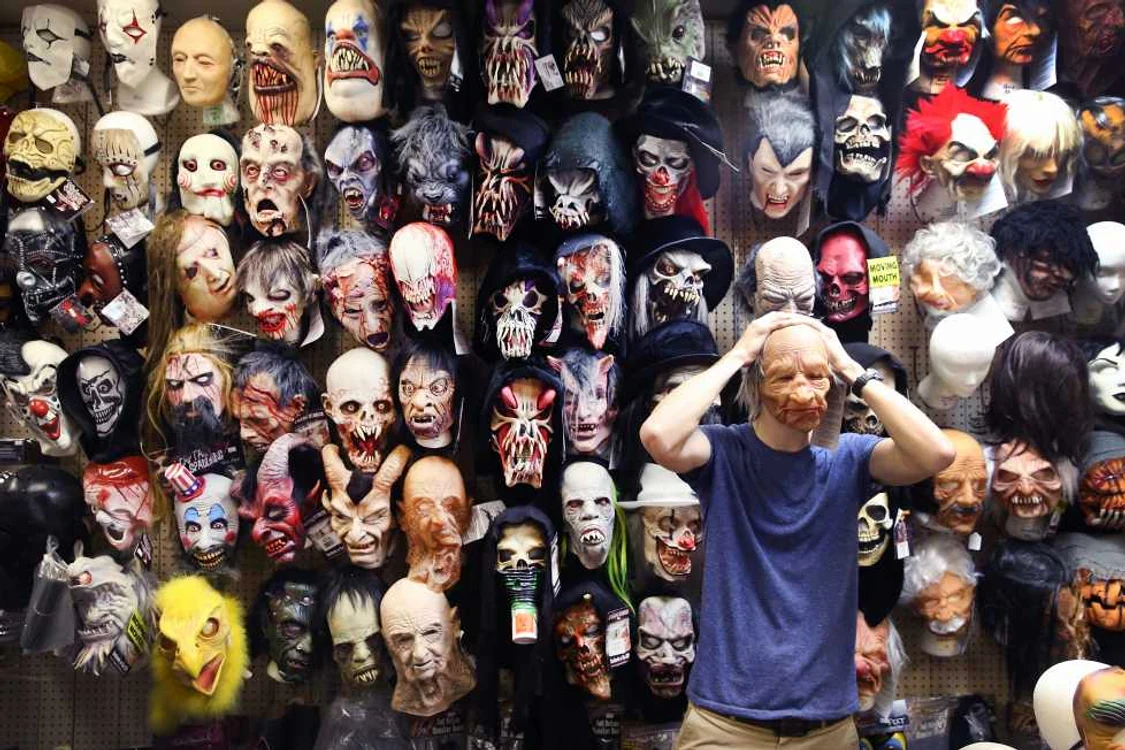 Mike Zagone vinde măşti de Halloween la Fantasy Costumes în Chicago Illinois FOTO Guliver/Getty Images