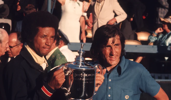 Ilie Năstase, Arthur Ashe și trofeul de la US Open. Foto GettyImages