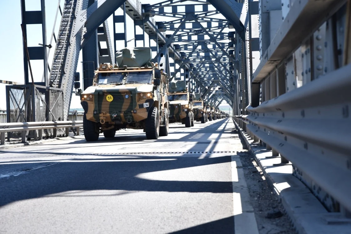 Convoi al Armatei Turciei traversând Dunărea pe podul Giurgiu-Ruse FOTO MApN