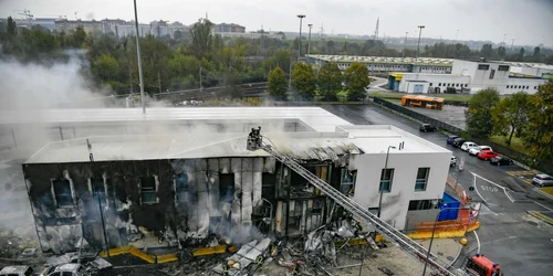 Un avion privat s-a prăbuşit peste o clădire din Milano. Foto EPA-EFE