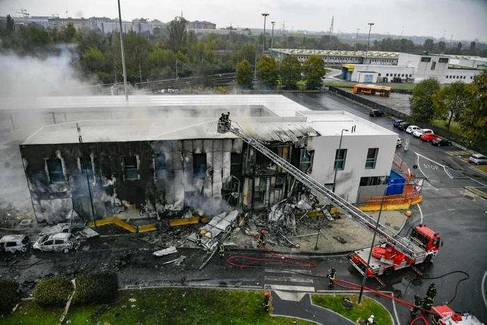 Un avion privat s-a prăbuşit peste o clădire din Milano. Foto EPA-EFE