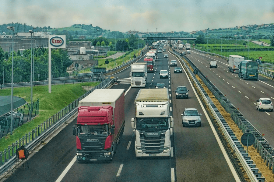 Italian trimis în judecată pentru țepe pe bursa de mărfuri. A luat banii pentru 10 transporturi și nu a mai dus marfa