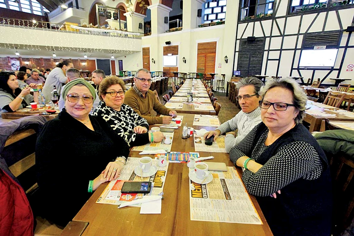 Bucureştenii din imagine au venit la restaurant pentru pomana porcului