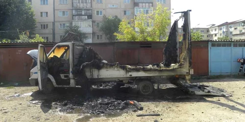 Autocamionul a fost distru în proporţie de peste 90%