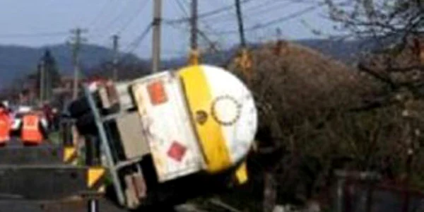 O cisternă cu benzină s-a răsturnat pe DN10. Pericol de explozie!
