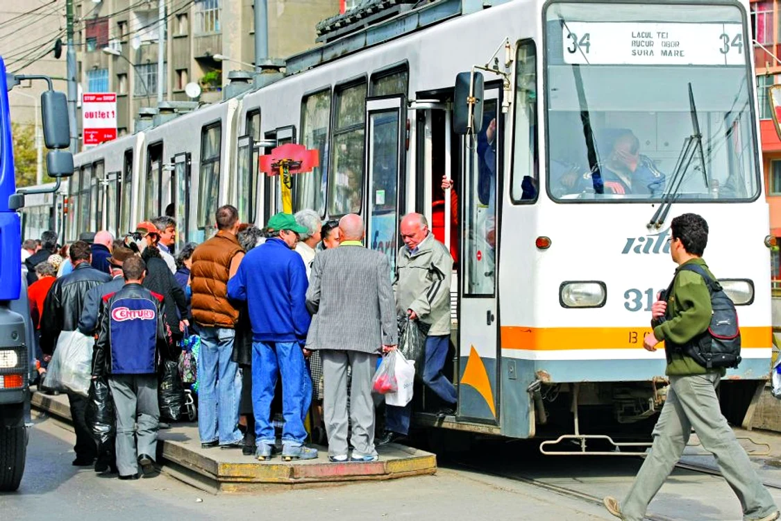 Pentru a urca în mijloacele de transport RATB va trebui să aşteptăm cuminţi la coadă