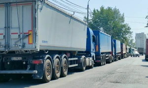 Coloană de tiruri în Portul Galați sursa Cornelia Mazilu jpeg