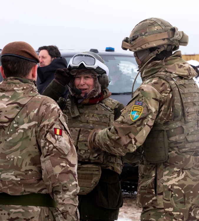 Printesa Anne in vizita la regimentul Husarilor Regali la baza NATO din Estonia   pagina oficiala (8) jpg