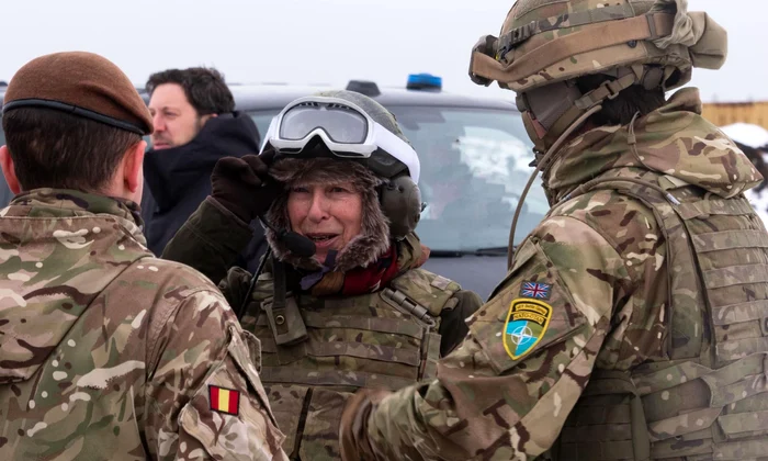 Printesa Anne in vizita la regimentul Husarilor Regali la baza NATO din Estonia   pagina oficiala (8) jpg