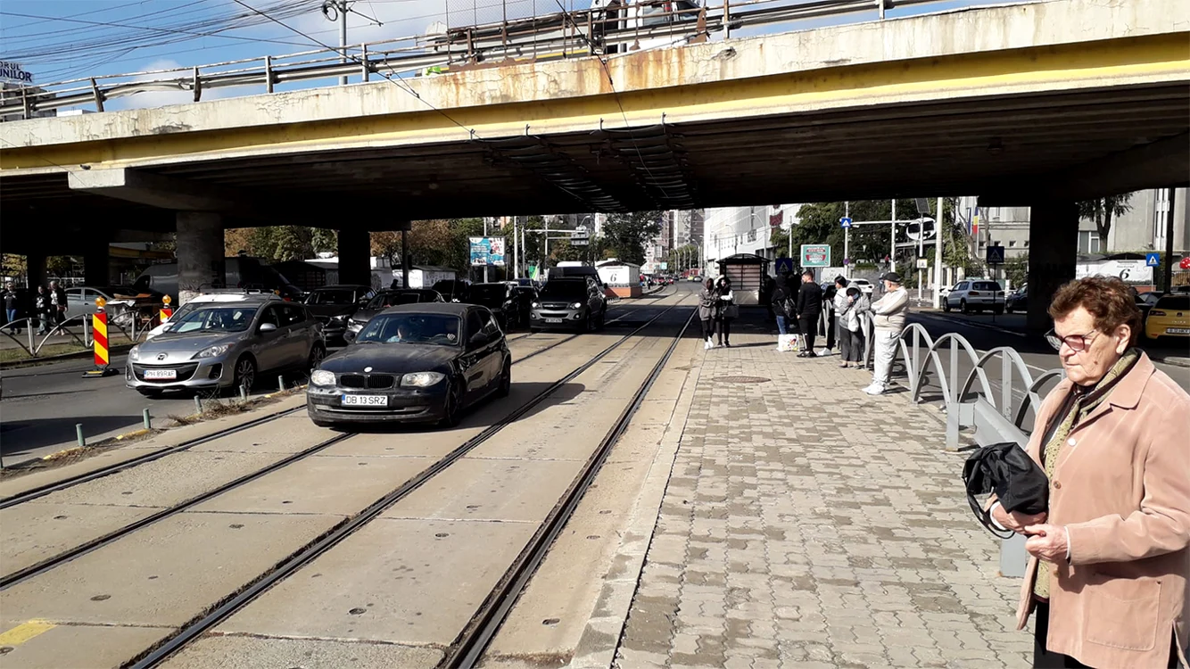 Şoferii nerăbdători depăşesc deja pe linia de tramvai