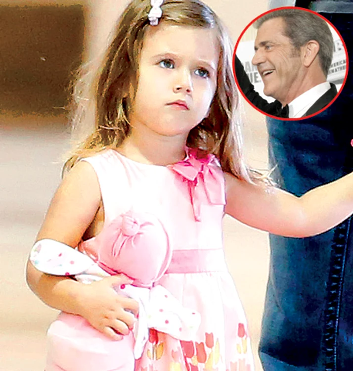 
    Lucia Gibson,  3 anişori  