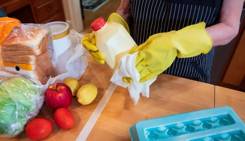 Experții spun că încărcătura virală de pe produse este prea slabă ca să ne afecteze și că nu ar fi nevoie să dezinfectăm ambalajele