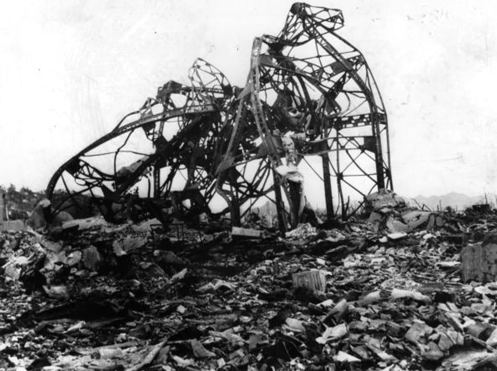 Rămășițele clădirii unui teatru din Hiroshima, după bombardamentul atomic