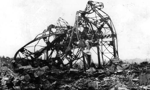 Rămășițele clădirii unui teatru din Hiroshima, după bombardamentul atomic jpeg