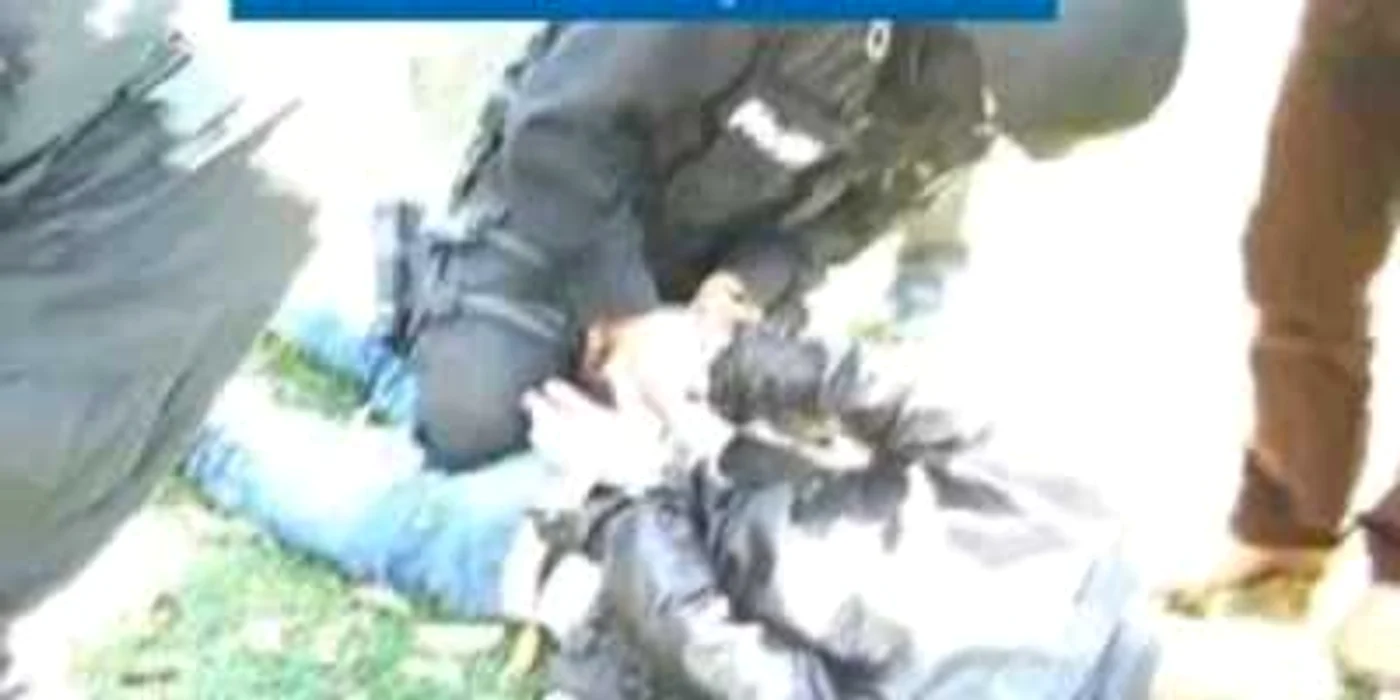 Poliştii i-au prins în flagrant pe contrabandiştii de arme la Roman