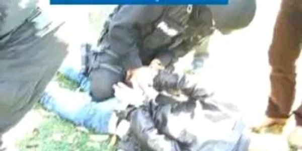 Poliştii i-au prins în flagrant pe contrabandiştii de arme la Roman