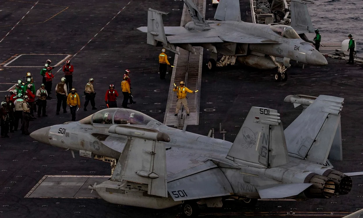 Avioane F/A-18 Super Hornet pe puntea unui portavioan american