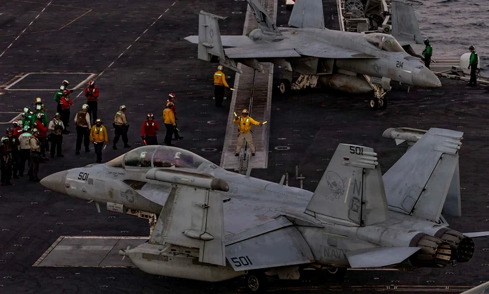 Avioane F/A-18 Super Hornet pe puntea unui portavioan american