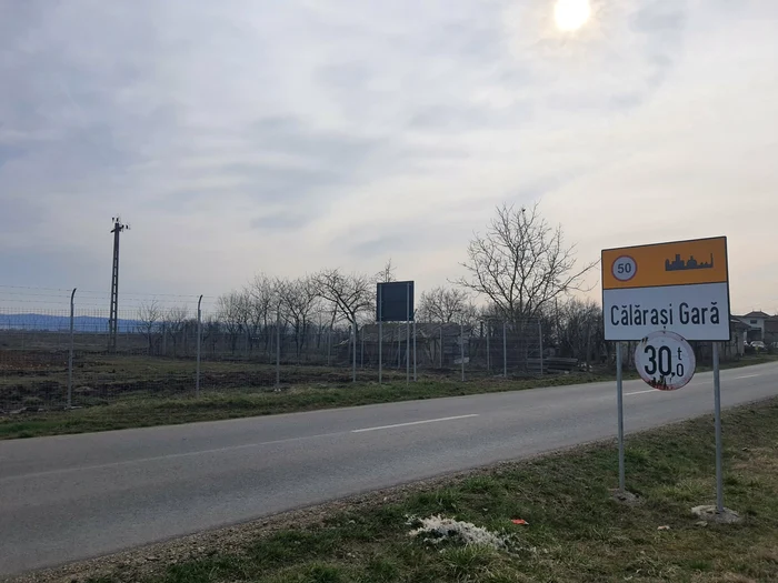 De pe drumul care străbate Călărași Gară se poate vedea lejer baza NATO. FOTO: R. Florescu