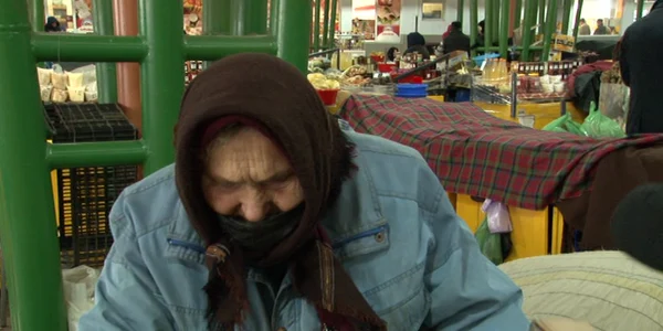 Vânzătorii şi marfa din pieţele braşovene au îngheţat împreună FOTO Ioan Buciumar