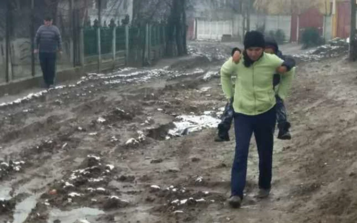 Părinţi îşi cară copiii în spate