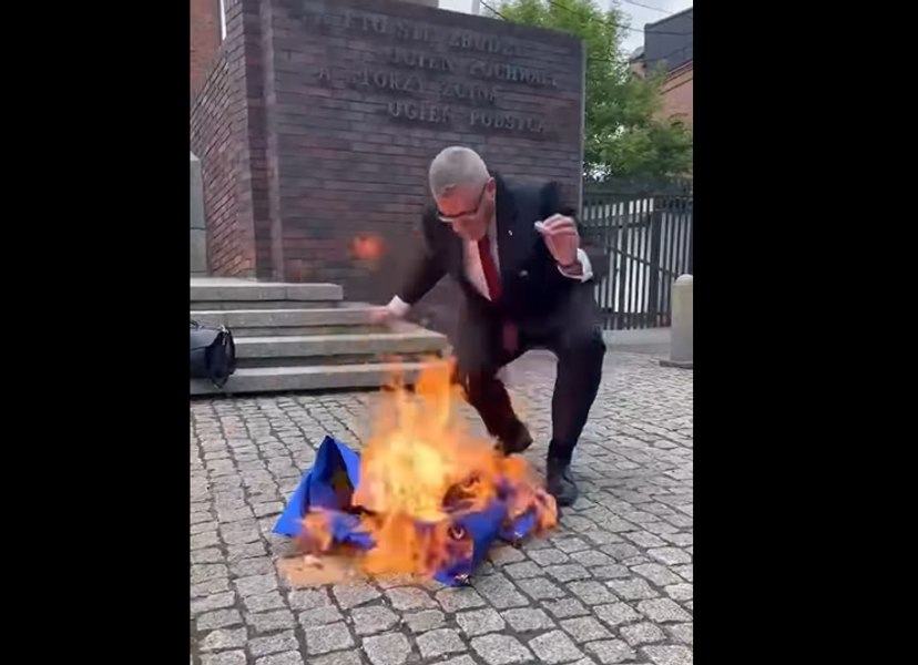 Gest extrem în Polonia: Un candidat la prezidențiale a smuls steagul UE, și-a șters pantofii și i-a dat foc: „Aici e Polonia, nu Bruxelles!”