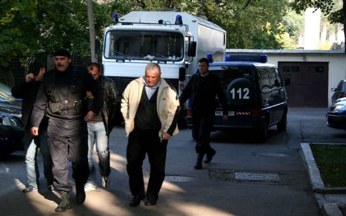 Botoşani: Poliţist ridicat de mascaţi