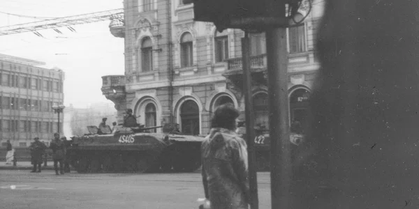 21 decembrie 1989  Dispozitivul militar din zona Astoria Metropol fotografiat din proximitate  Foto Remus Rusu JPG