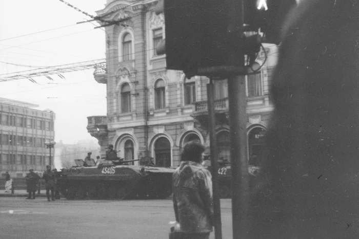 Militar în zona Astoria-Metropol, 21 Decembrie 1989. Foto: Remus Rusu