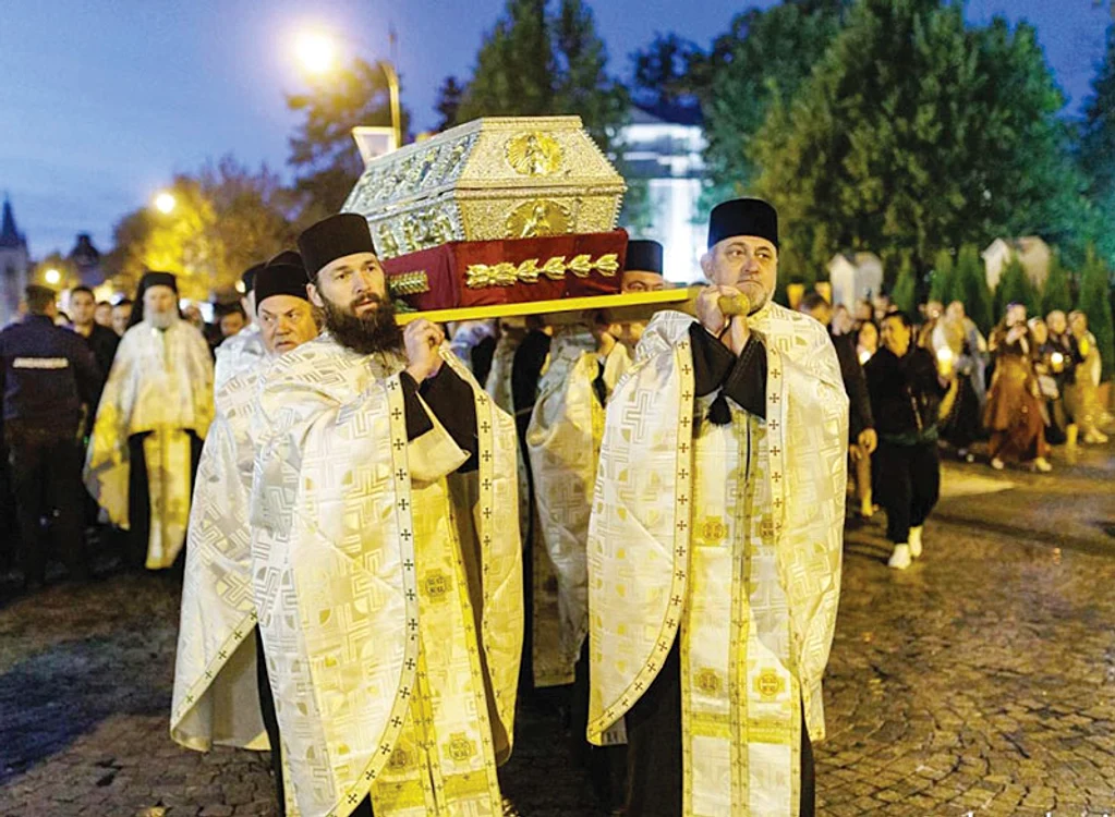 Ieri dimineață,  au fost scoase  în baldachinul  din curtea  Catedralei