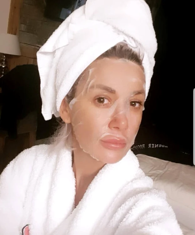 Raluca Tănase ne-a arătat şi când şi-a aplicat o mască pentru ten